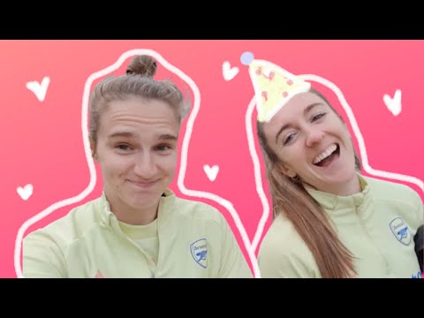 Vídeo: Hi ha una relació entre Lisa Evans i Vivianne Miedema?