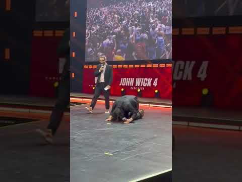 Keanu Reeves Bowing to his Fans at CCXP22 #shorts