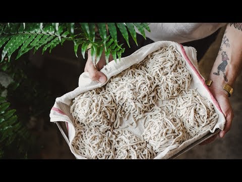 Wideo: Jak Zrobić Makaron Ryżowy