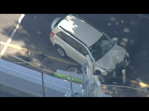 SUV plows through crowd in Australia - YouTube