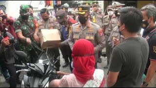 Jokowi Beri Sepeda Motor untuk Pengemudi Ojek Online di Surabaya