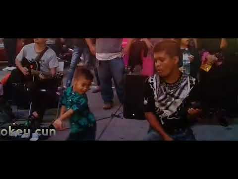Kecik kecik cili padi // budak ni seronok sangat dengar lagu dangdut, dia bagi goyangan bomoh tiptop Kecik kecik cili padi // budak ni seronok sangat dengar lagu dangdut, dia bagi goyangan bomoh tiptop