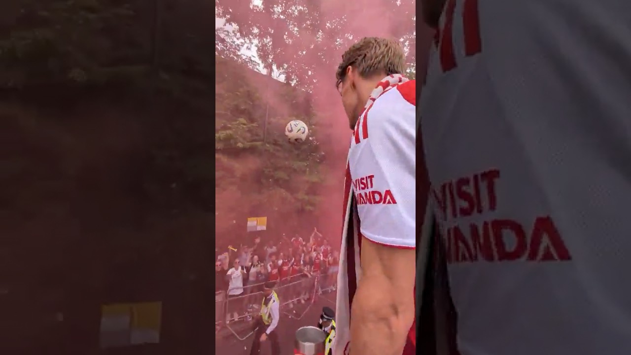 Martin Ødegaard hits a police officer with a ball at the Arsenal parade…😂