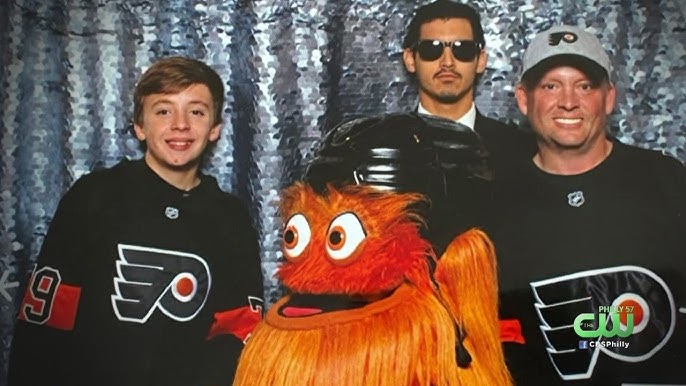 Gritty surprises seven-year-old Flyers fan in hospital (video