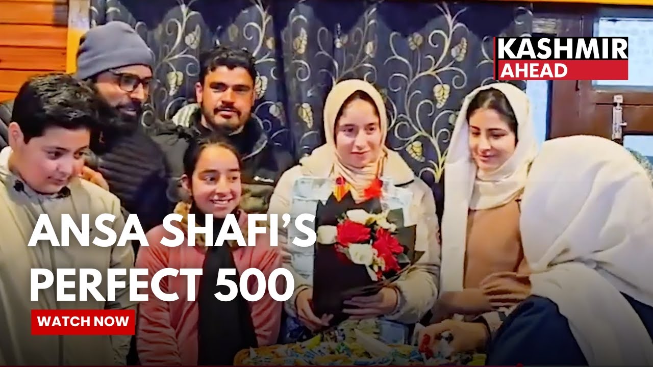Анса Шафи, лучшая ученица 10-го класса из Анантага, штат Джамму и Кашмир, набрала 500/500 баллов ...