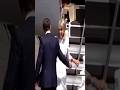 🇫🇷 Brigitte Macron dejó a Emmanuel con la mano extendida en plena visita oficial al Reino Unido.