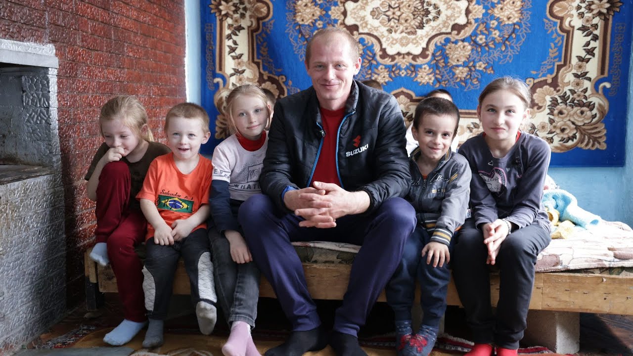 Un tată din raionul Florești crește singur nouă copii, abandonați de mamă. Vezi cum se descurcă