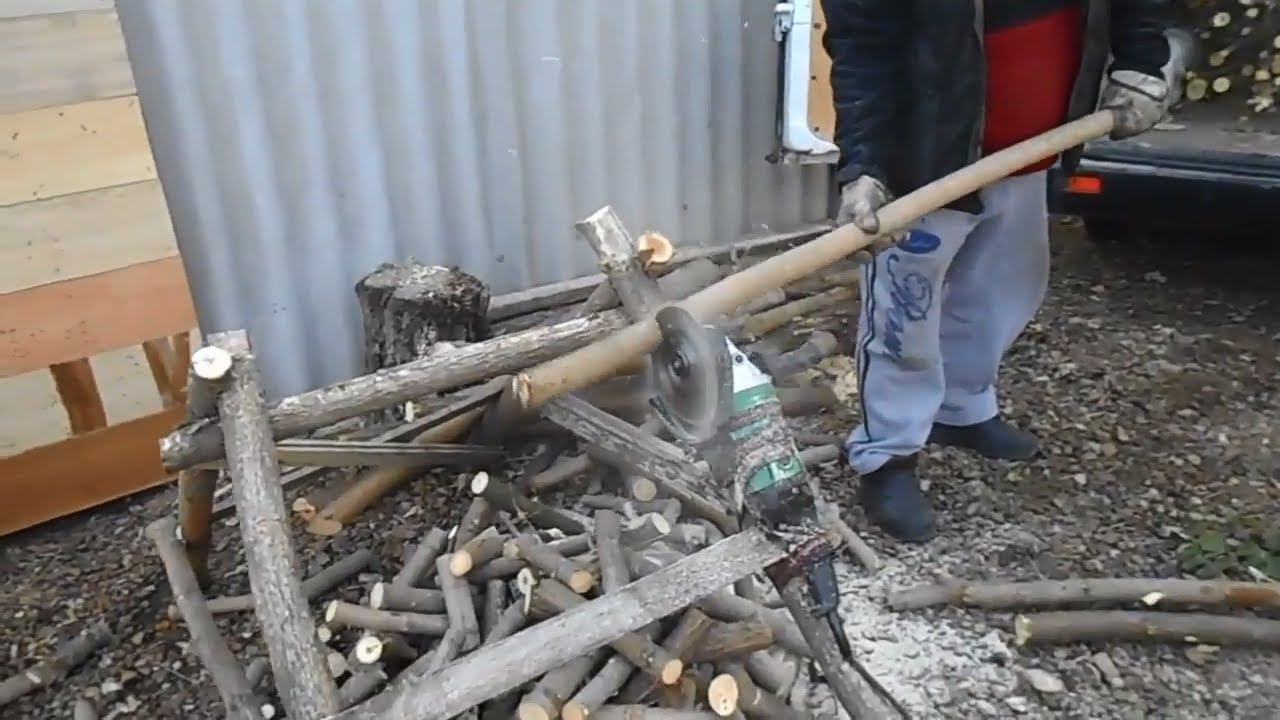 Пилим дрова болгаркой. Болгарка работает от солнечных батарей - YouTube