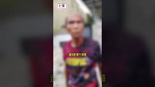 很恐怖火爆大叔脱头盔砸车窗 抄铁铲欲攻击货车男