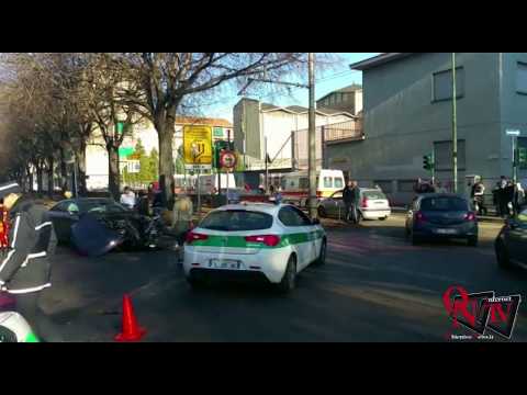 Torino - Scontro frontale in corso Potenza tra una vettura  della Polizia  e una Mercedes