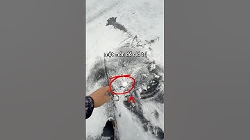 anh ta ngã và làm mất chiếc airpod 😂