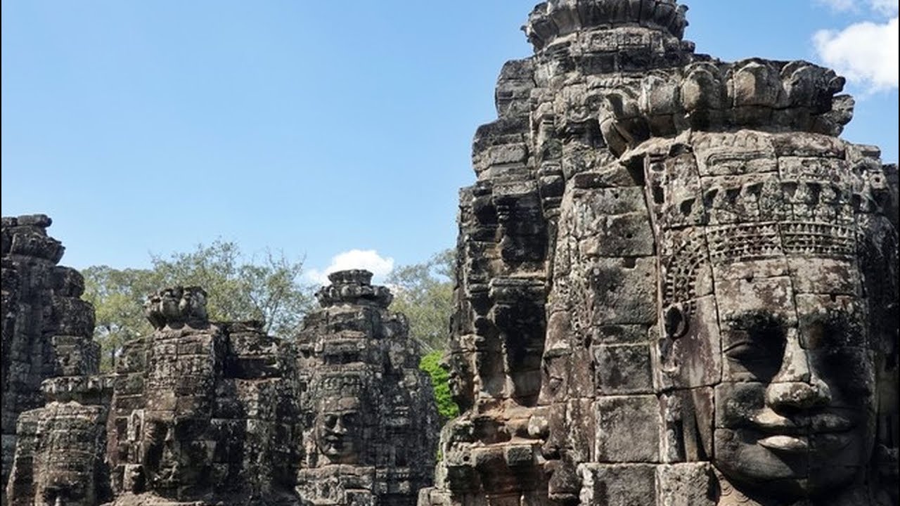 ХРАМ БАЙОН КОМПЛЕКСА АНГКОР (Prasat Bayon. The Bayon temple in Angkor Thom. Angkor. Cambodia)