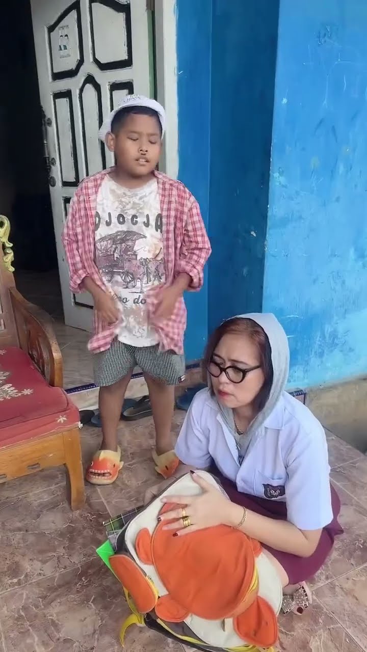 Vidio kocak dan gokil @nyaikembang1nyaikembang1 /tas dari ayah?