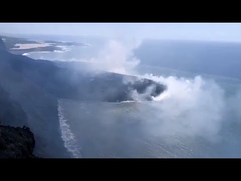 La lava del volcán de La Palma crea un delta a su llegada al mar