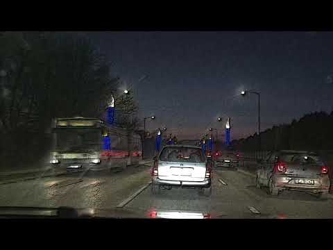 Video: Care sunt câteva exemple de pericole pe marginea drumului?