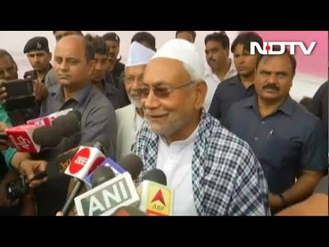 Iftar वाली फोटो पर Giriraj का तंज, Nitish ने कहा- कुछ लोगों की आदत ही होती है