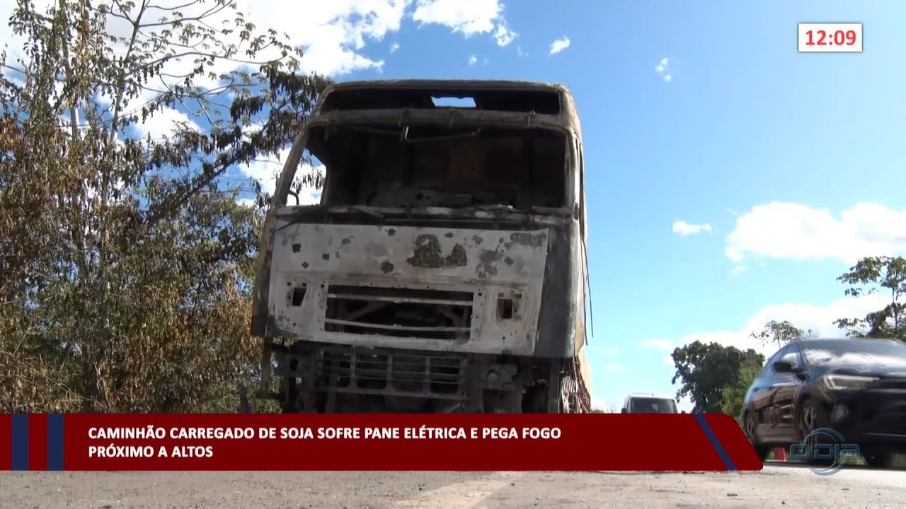 Caminhão carregado de soja sofre pane elétrica e pega fogo 24 07 2023