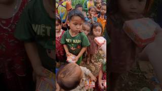 Phát kẹo cho các em nhỏ #amthuctaybac #funny #bvn #cute #giadinh #vietnam #viral #vietnamesetaste