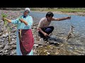 صيد سمك النهر بالحبل و طبخه فوق الحطب في قرية جبلية 