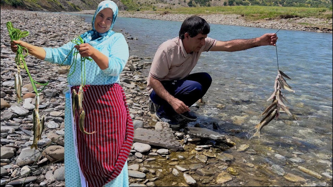 صيد سمك النهر بالحبل و طبخه فوق الحطب في قرية جبلية