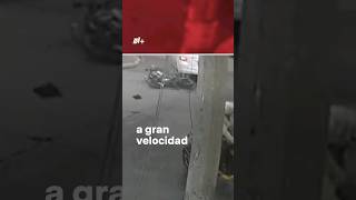 Dos personas en moto chocan contra auto, no traían casco #nmas #shorts #jalisco Dos personas en moto chocan contra auto, no traían casco #nmas #shorts #jalisco
