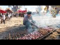 探秘新疆！新疆人吃烤肉有多豪横？一串一斤肉，直接在地上烤，烤串又大又便宜【游遍天下】