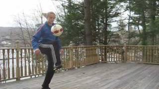 Learn Freestyle Football Tutorial 35: Knee Stall