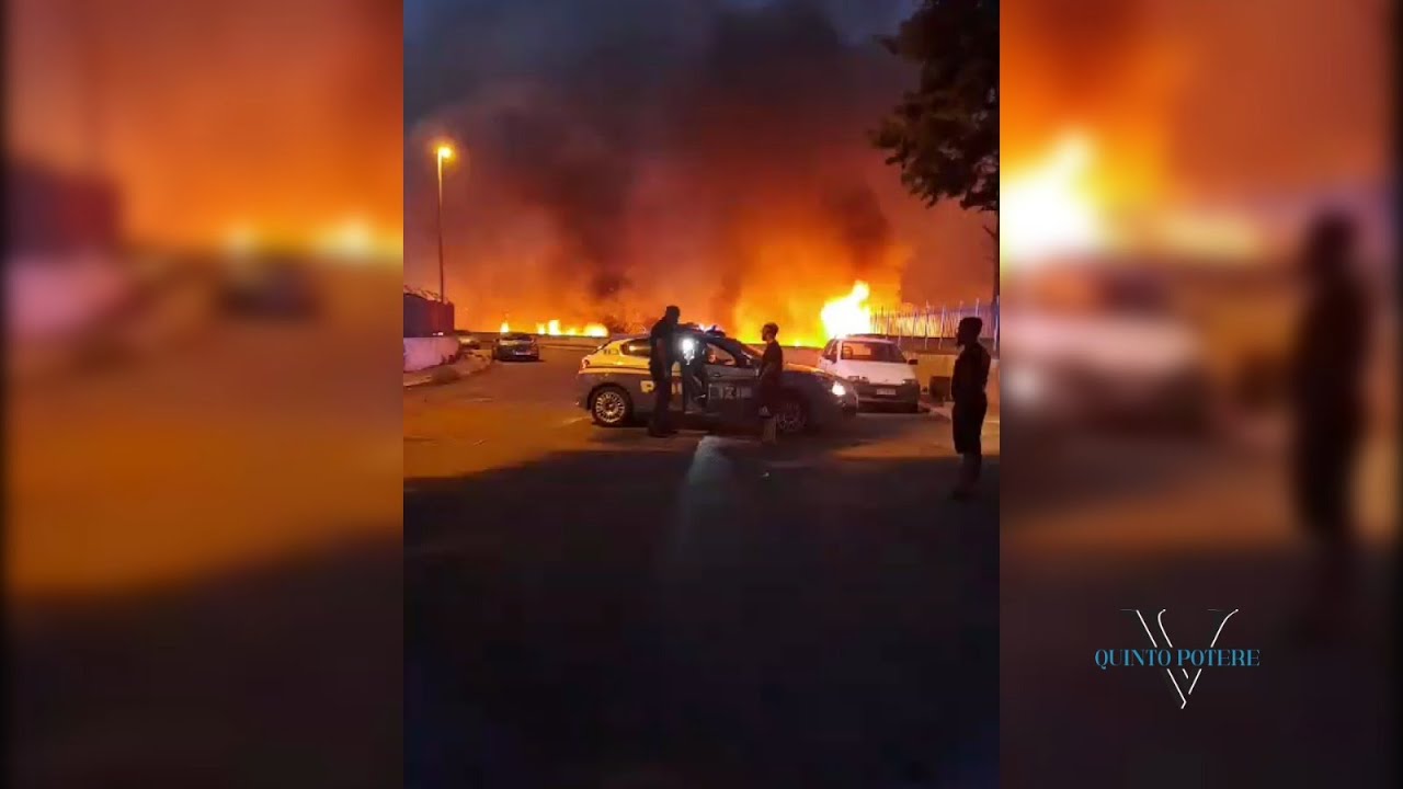 Bari, brucia il San Paolo: incendio distrugge la lama - VIDEO