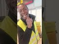 El Marvin Gaye de Barajas, canta mientras lleva las maletas