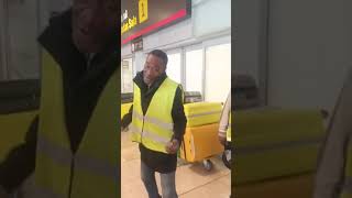 El Marvin Gaye de Barajas, canta mientras lleva las maletas