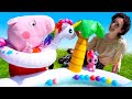 Peppa Pig ed i suoi amici giocattoli. Una giornata in piscina. Video e giochi per bambini.