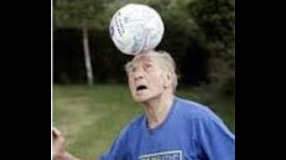 ميسى يتنكر فى هيئة عجوز ويفاجئ الجميع بمهاراتة.Messi masquerading as an old man and surprised everyo