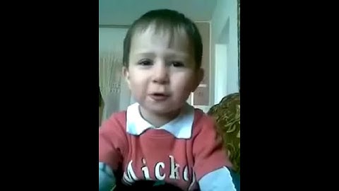 طفل يتعلم سورة الفاتحة