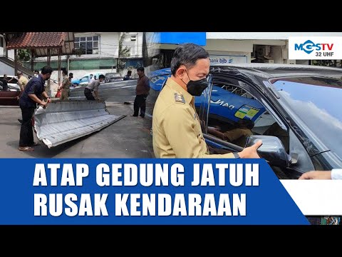 ATAP KEMUNING GADING JATUH MERUSAK MOBIL DAN MOTOR