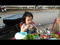 Bé Cà Chua ĂN HÀNG VỈA HÈ và ĐI CHƠI CÔNG VIÊN | Cà Chua Kids