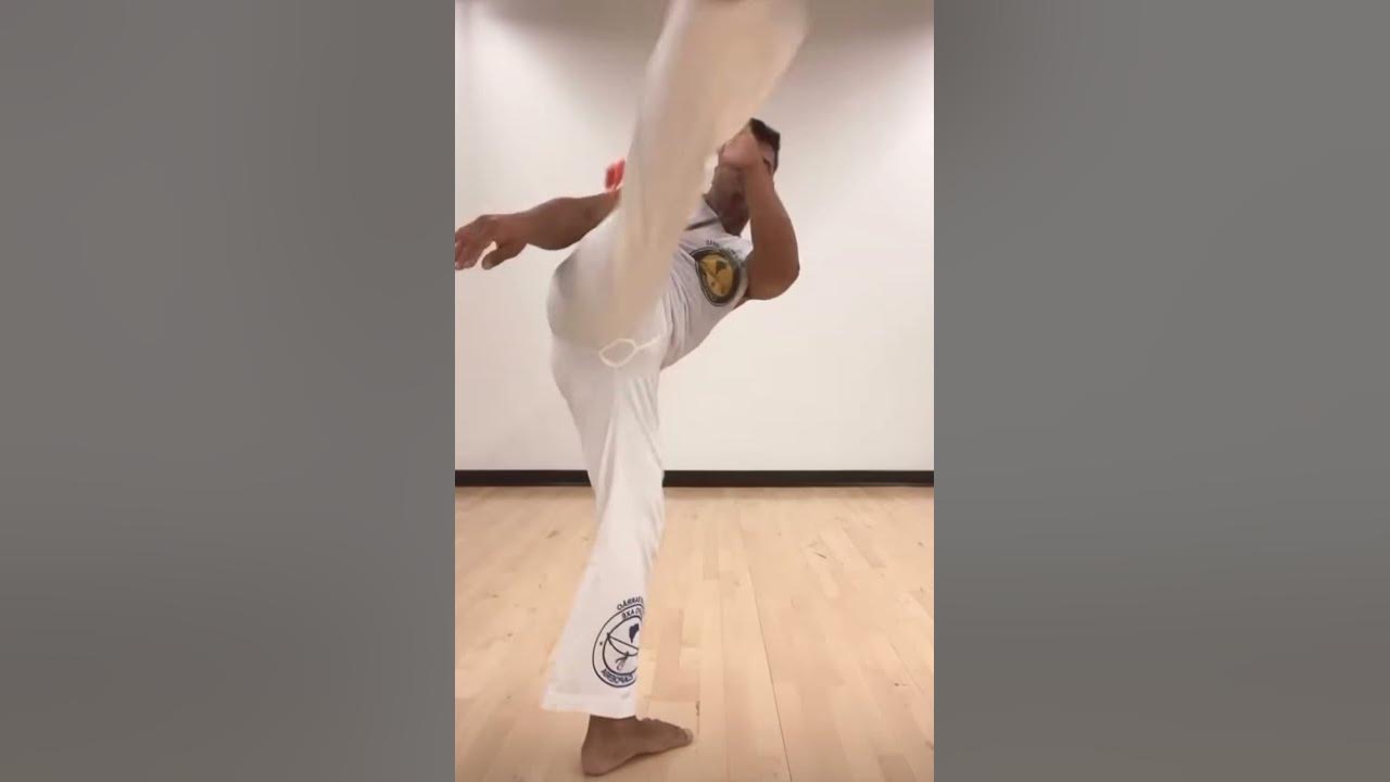 Mestre barrãozinho capoeira incrível 🤯 - YouTube