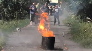 Вот таким способом жители Донецка уничтожают мины "лепесток". #Донецк #Лепесток #Мины