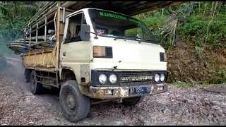 ENGKEL UMPLUNG TERGULING ✓ MUATAN BAMBU GAYOR 💥#pacitan #youtubevideo #truck #viralvideo