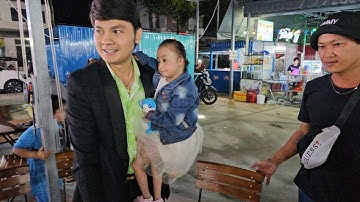 Cha Kim Tiểu Long ẳm Kim Tiểu Ly đi hát cả sân khấu rần rần bà con Bình Dương bao quanh