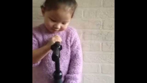 Kindje zingt Let it go