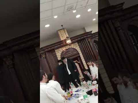 ר' נחמן שי' ור' קותי שי' רוקדים ניגון הקפות