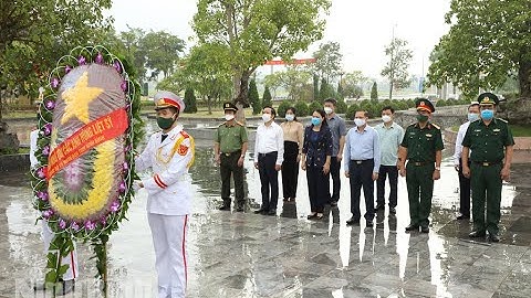 Các đồng chí lãnh đạo tỉnh dâng hương nhân kỷ niệm 76 năm Cách mạng tháng Tám và Quốc khánh 2/9