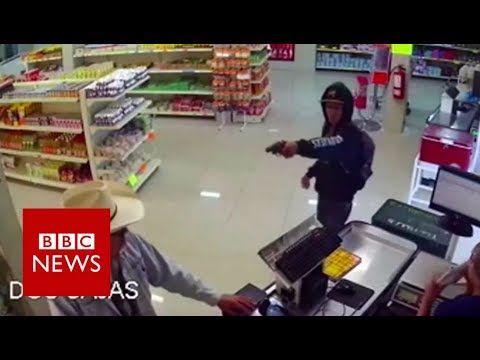 Moment mexican &rsquo;cowboy&rsquo; stopped armed robbery - BBC News