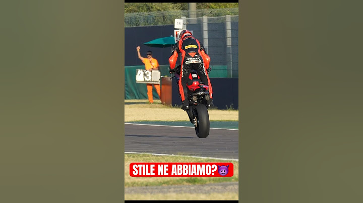 Il Marshall chiede la penna, il Sir risponde!🫡😂 #lucasalvadori #impennate #wheelie #ducati #v4s