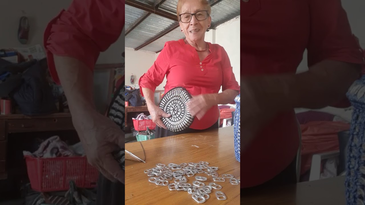 Reusando piezas de lata de gaseosa para guardar tortillas