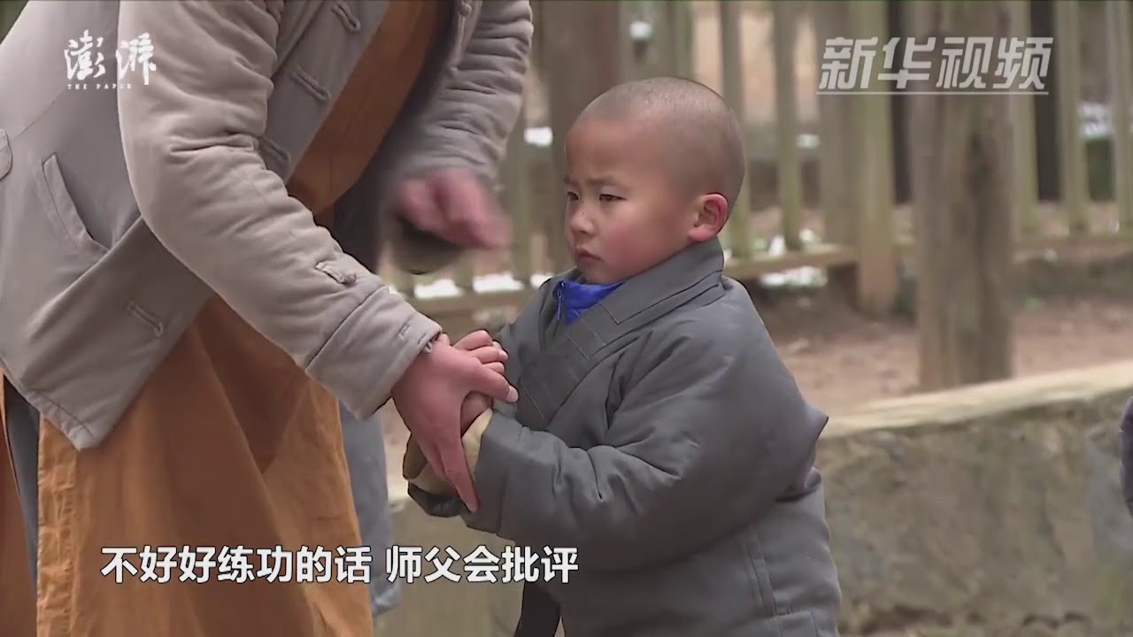 5岁赵继恩到嵩山少林寺学武功已有两年，每天清晨5点起床跟师父学功夫。师叔说，赵继恩父母送他进少林寺至今，他自己洗脸刷牙、叠被、打扫卫生，学会照顾自己，照顾大家mp4