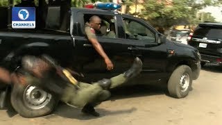 Video: Jubilating Policeman Falls Off Moving Van In Lagos screenshot 3