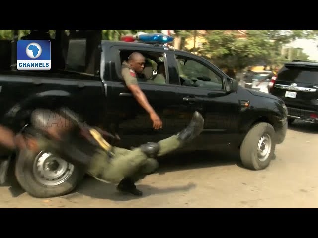 Video: Jubilating Policeman Falls Off Moving Van In Lagos class=