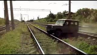 Уаз на ж/д путях. Разлетелся на кусочки. Локомотив VS УАЗа. Ненормативная лексика Уаз на ж/д путях. Разлетелся на кусочки. Локомотив VS УАЗа. Ненормативная лексика