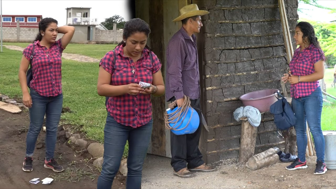 Chica necesitada encontró dinero en la calle y no creerás lo que hace.